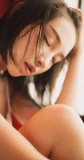 气质中短发女生阿珉日式温泉泡澡戏水高清家居写真图片