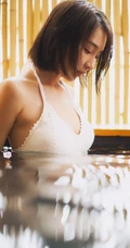 气质中短发女生阿珉日式温泉泡澡戏水高清家居写真图片