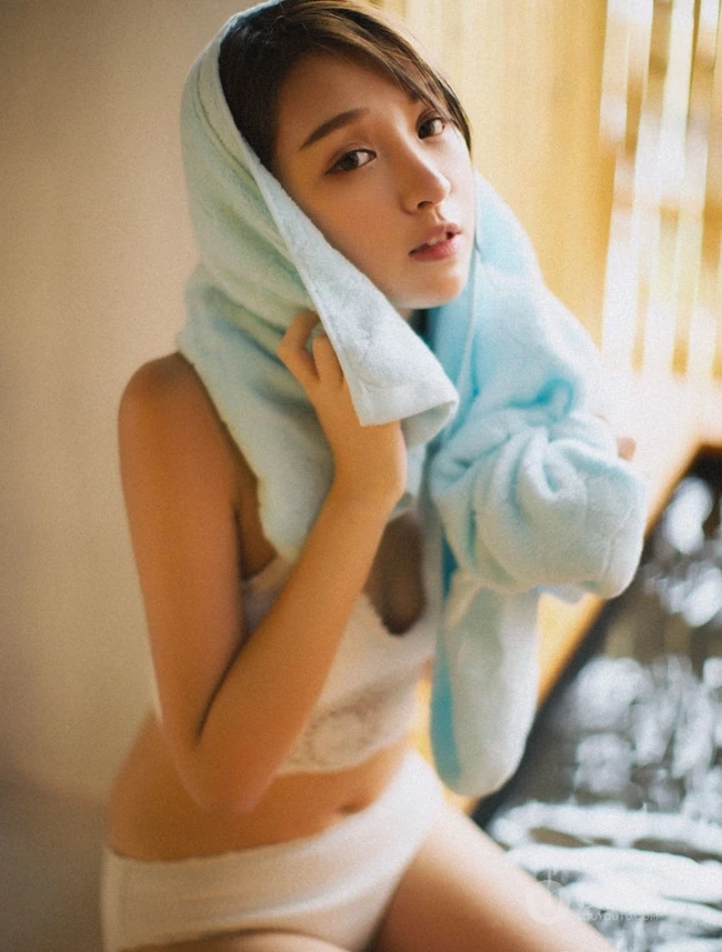 气质中短发女生阿珉日式温泉泡澡戏水高清家居写真图片