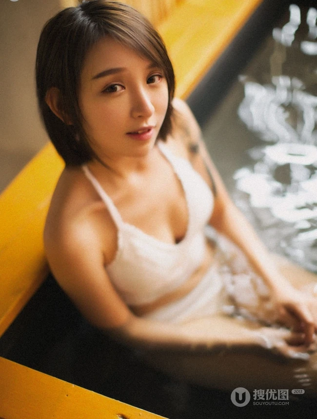 气质中短发女生阿珉日式温泉泡澡戏水高清家居写真图片