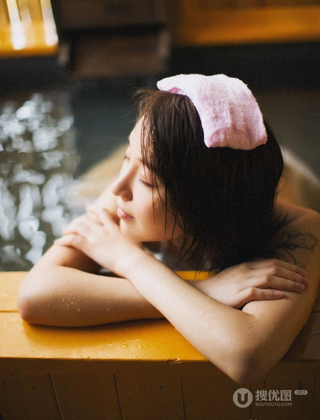 气质中短发女生阿珉日式温泉泡澡戏水高清家居写真图片