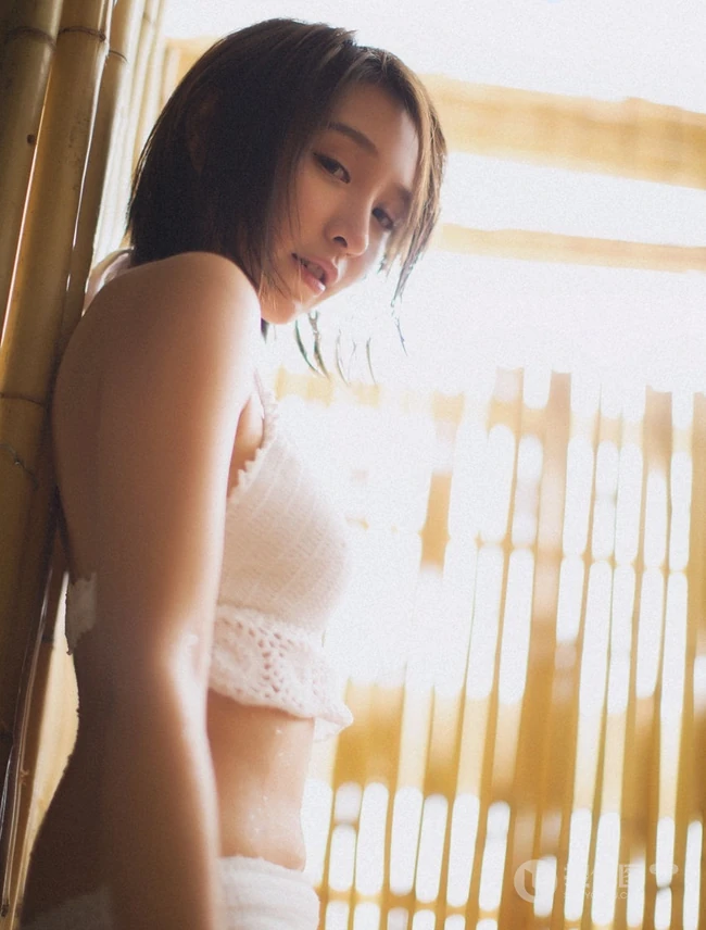 气质中短发女生阿珉日式温泉泡澡戏水高清家居写真图片