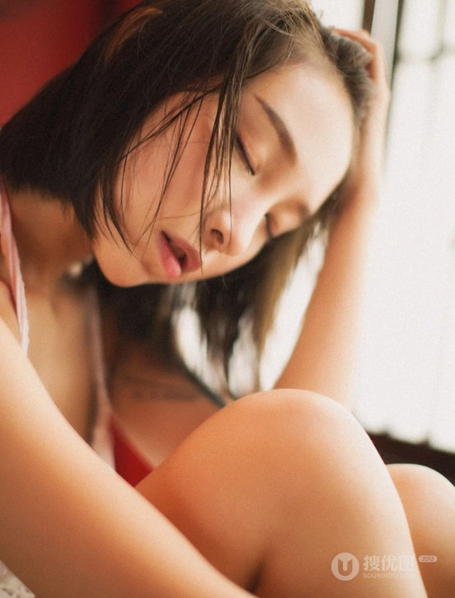 气质中短发女生阿珉日式温泉泡澡戏水高清家居写真图片