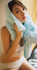 气质中短发女生阿珉日式温泉泡澡戏水高清家居写真图片