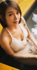 气质中短发女生阿珉日式温泉泡澡戏水高清家居写真图片
