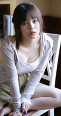 气质圆润匀称少女肩带背心短裤居家吸睛室内写真图片