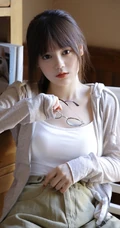 气质圆润匀称少女肩带背心短裤居家吸睛室内写真图片