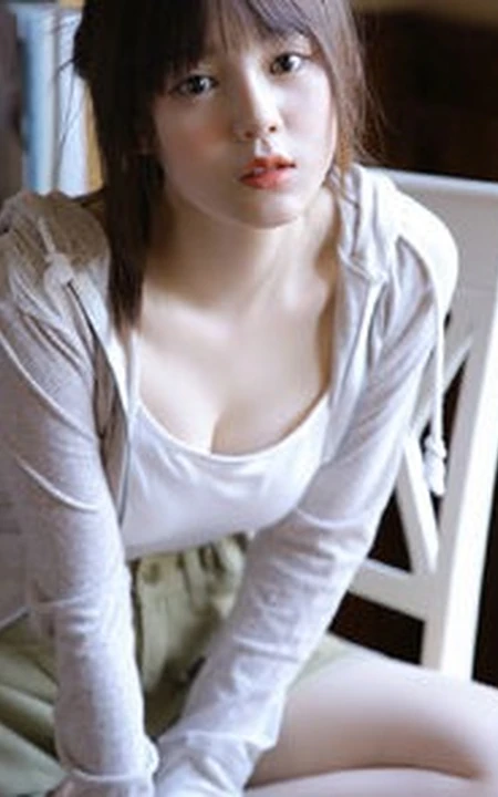 气质圆润匀称少女肩带背心短裤居家吸睛室内写真图片
