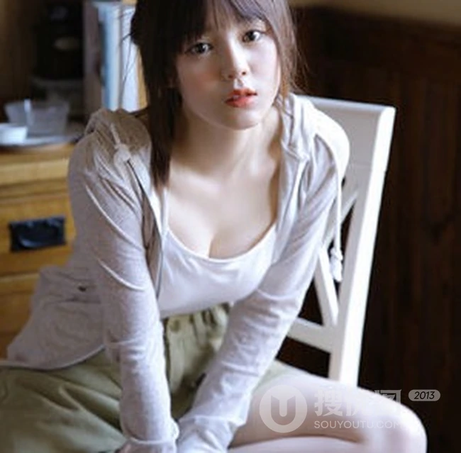 气质圆润匀称少女肩带背心短裤居家吸睛室内写真图片