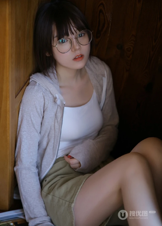 气质圆润匀称少女肩带背心短裤居家吸睛室内写真图片