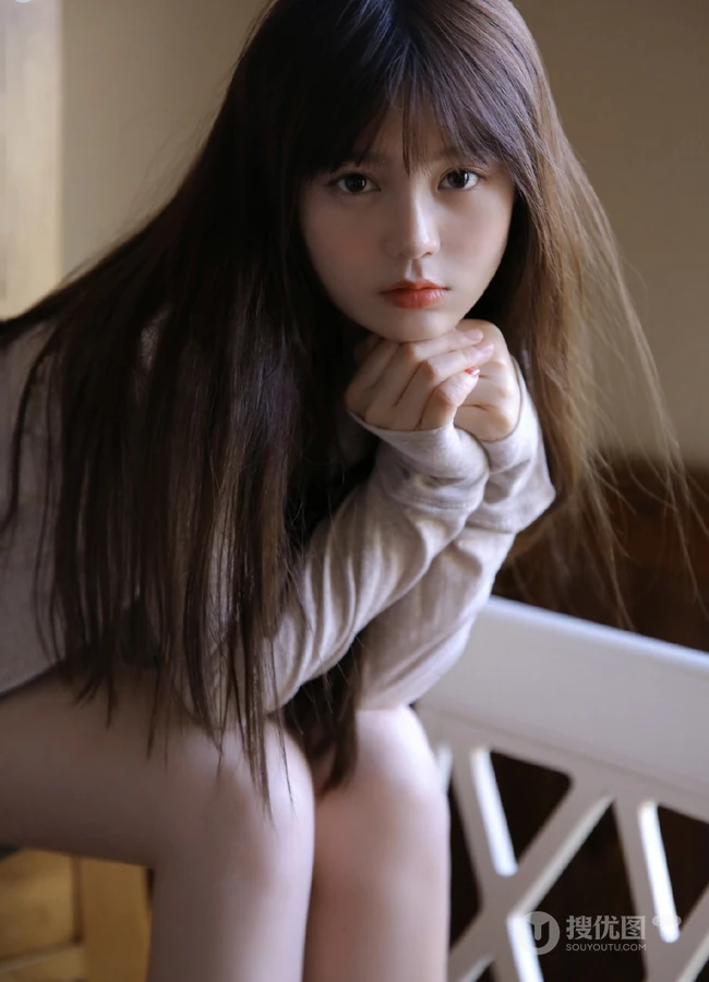 气质圆润匀称少女肩带背心短裤居家吸睛室内写真图片