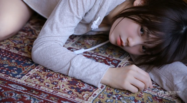 气质圆润匀称少女肩带背心短裤居家吸睛室内写真图片