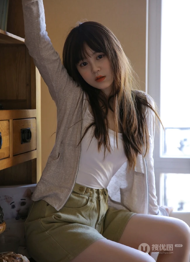 气质圆润匀称少女肩带背心短裤居家吸睛室内写真图片