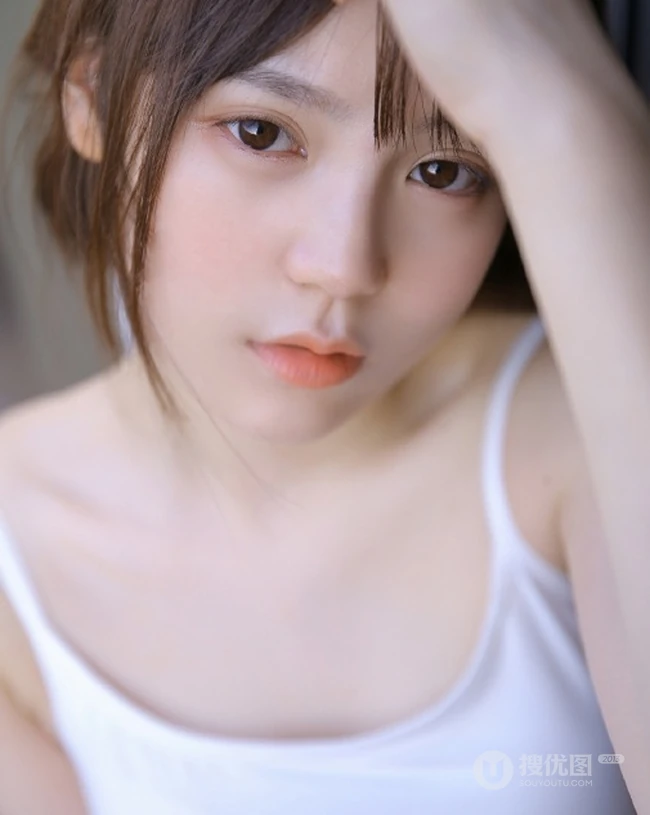 气质圆润匀称少女肩带背心短裤居家吸睛室内写真图片