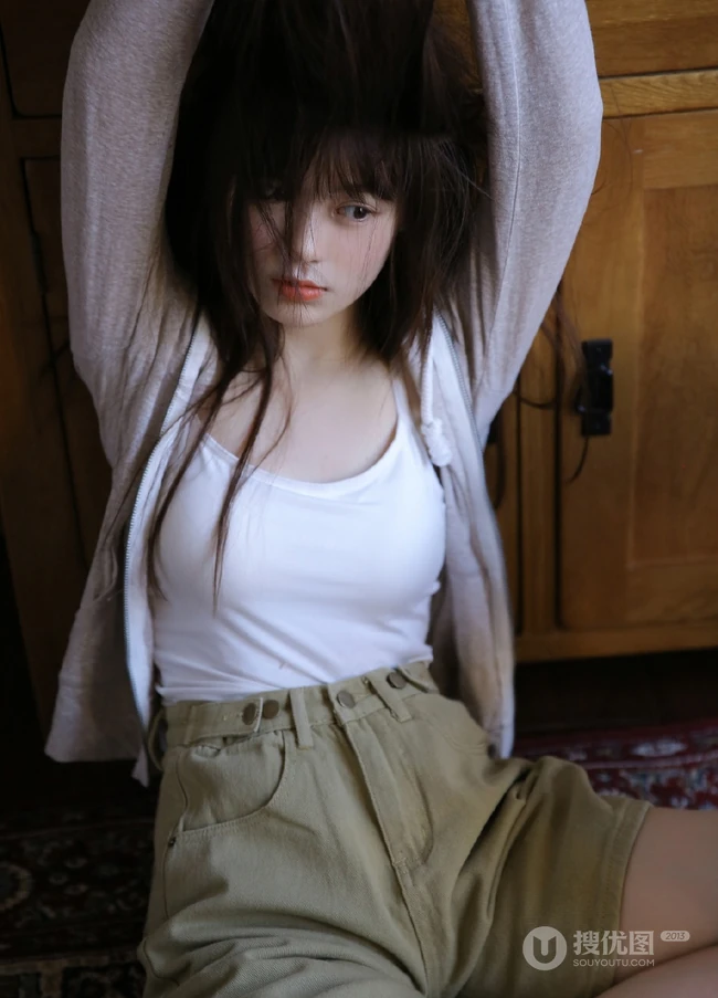 气质圆润匀称少女肩带背心短裤居家吸睛室内写真图片