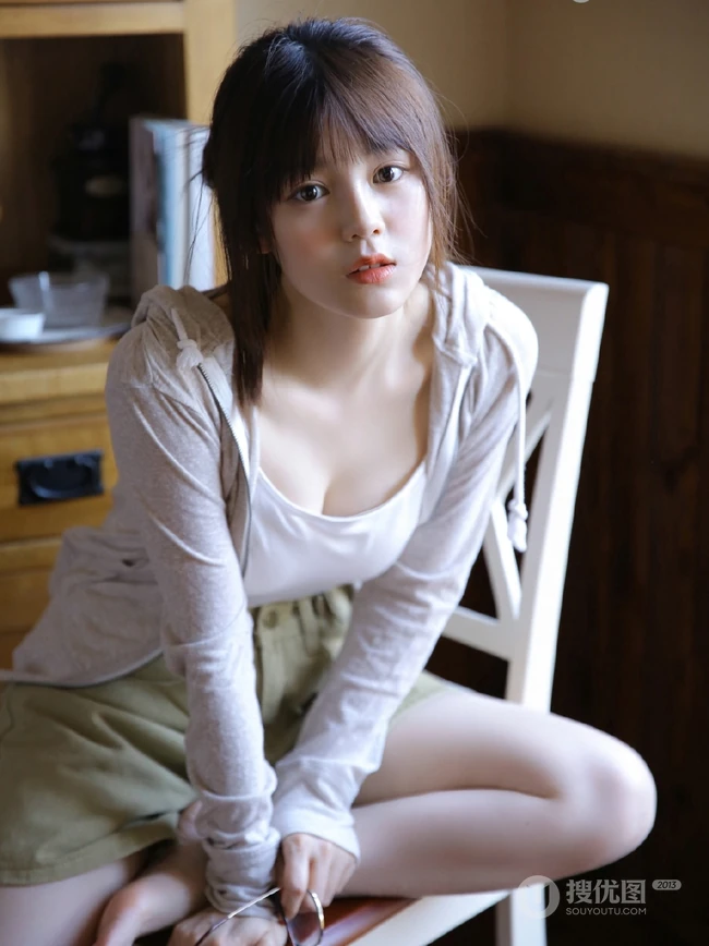 气质圆润匀称少女肩带背心短裤居家吸睛室内写真图片