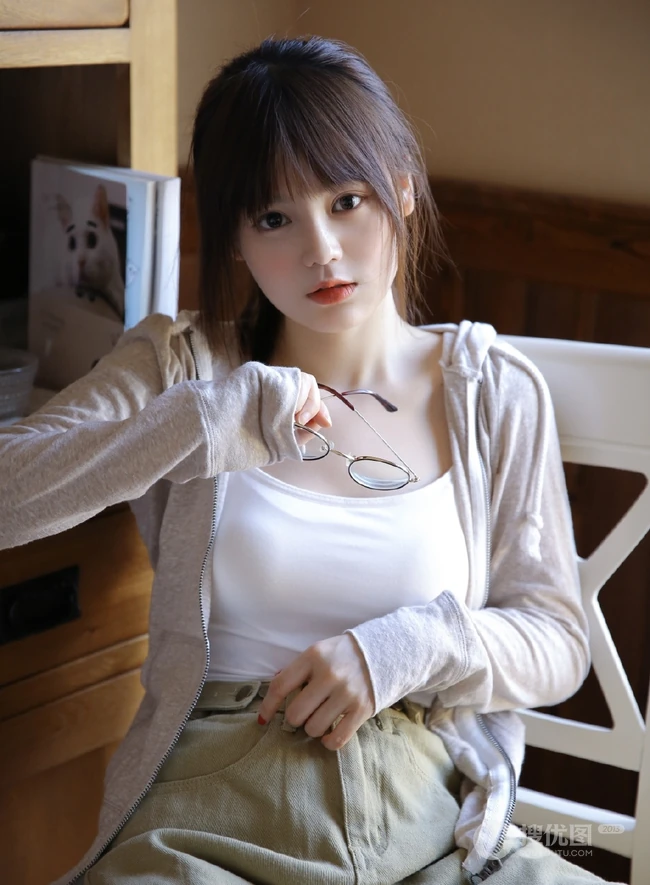 气质圆润匀称少女肩带背心短裤居家吸睛室内写真图片