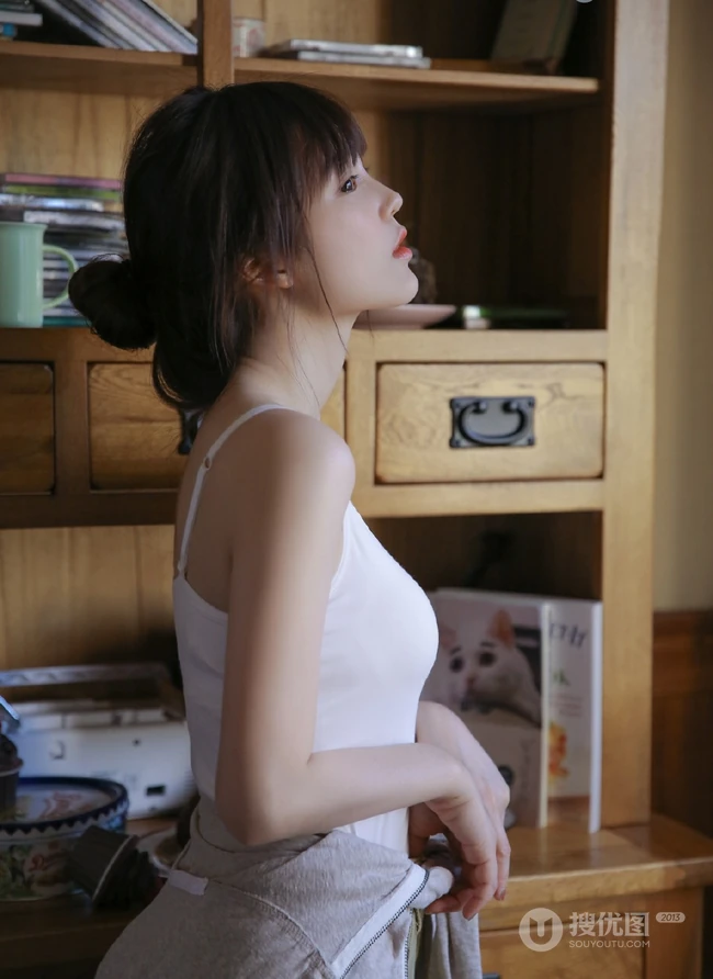 气质圆润匀称少女肩带背心短裤居家吸睛室内写真图片