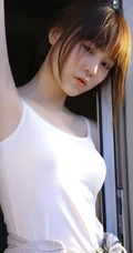 气质圆润匀称少女肩带背心短裤居家吸睛室内写真图片