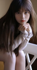 气质圆润匀称少女肩带背心短裤居家吸睛室内写真图片
