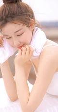 气质纯美可人背心短裤女生布朗熊二天台写真图片