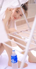气质纯美可人背心短裤女生布朗熊二天台写真图片