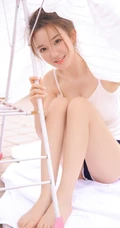 气质纯美可人背心短裤女生布朗熊二天台写真图片