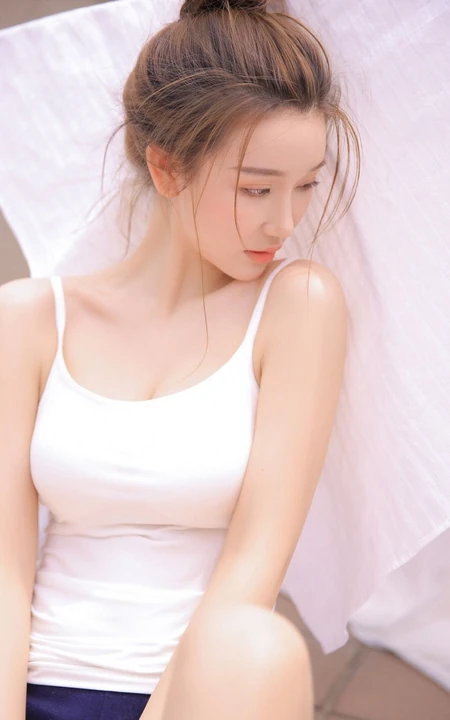 气质纯美可人背心短裤女生布朗熊二天台写真图片