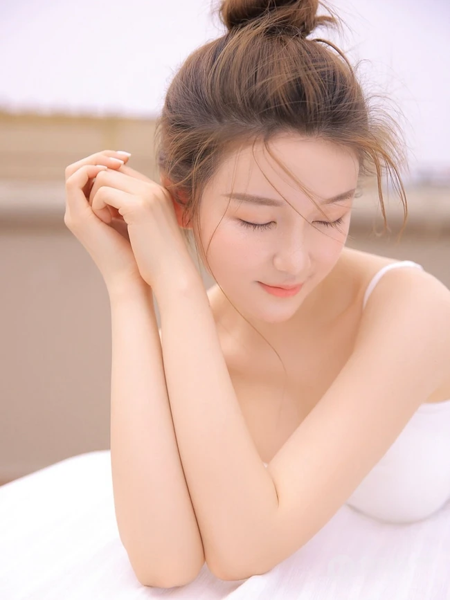 气质纯美可人背心短裤女生布朗熊二天台写真图片