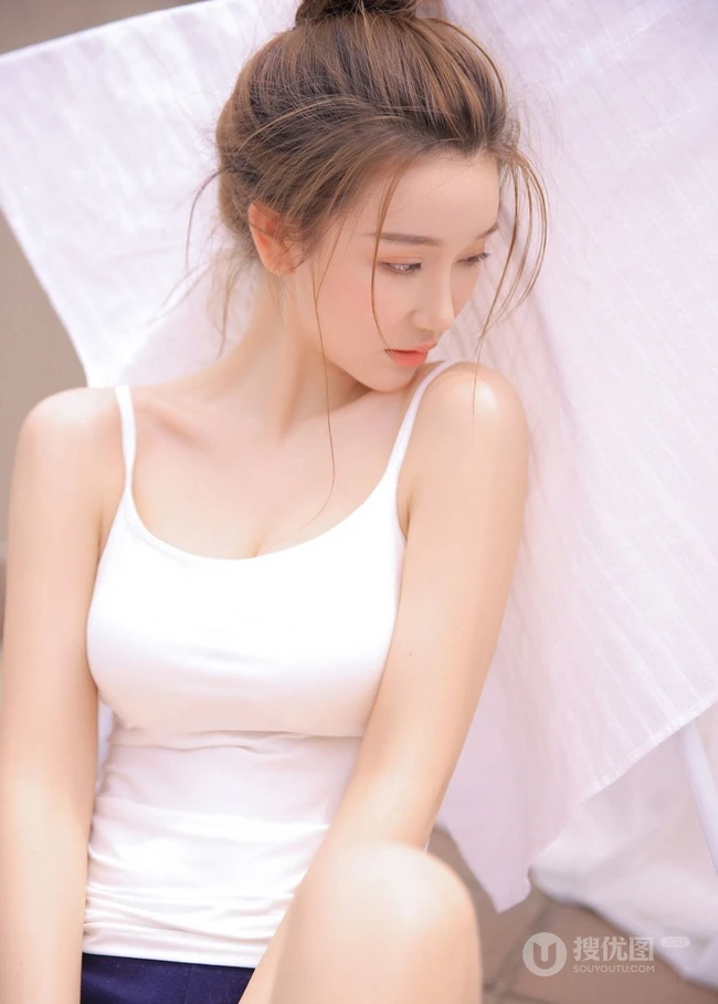 气质纯美可人背心短裤女生布朗熊二天台写真图片