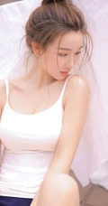 气质纯美可人背心短裤女生布朗熊二天台写真图片