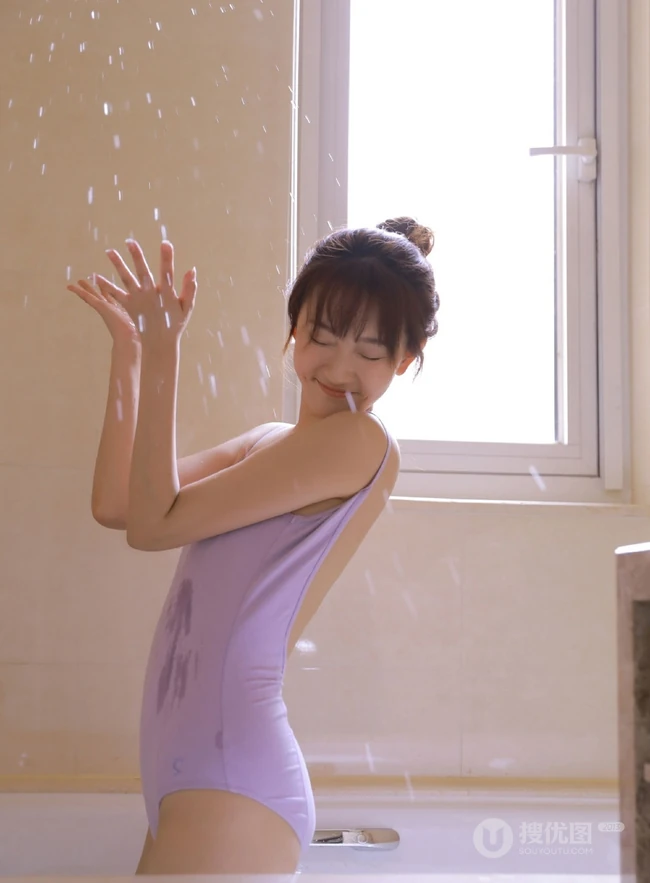 紧身肩带连体泳装少女室内浴室清透写真美图
