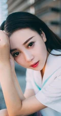 短发气质女生赵小米白衫短裙线条感室内写真图片
