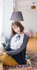 短发气质女生赵小米白衫短裙线条感室内写真图片