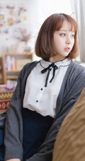 短发气质女生赵小米白衫短裙线条感室内写真图片