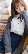 短发气质女生赵小米白衫短裙线条感室内写真图片