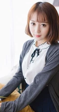 短发气质女生赵小米白衫短裙线条感室内写真图片