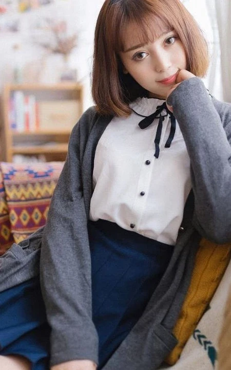 短发气质女生赵小米白衫短裙线条感室内写真图片