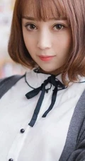 短发气质女生赵小米白衫短裙线条感室内写真图片