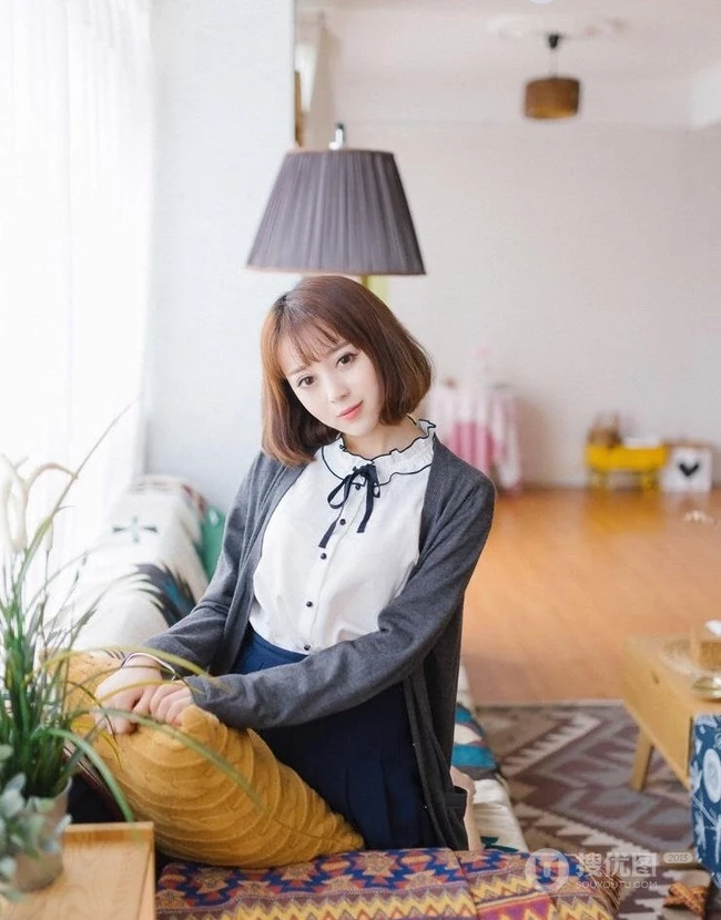 短发气质女生赵小米白衫短裙线条感室内写真图片