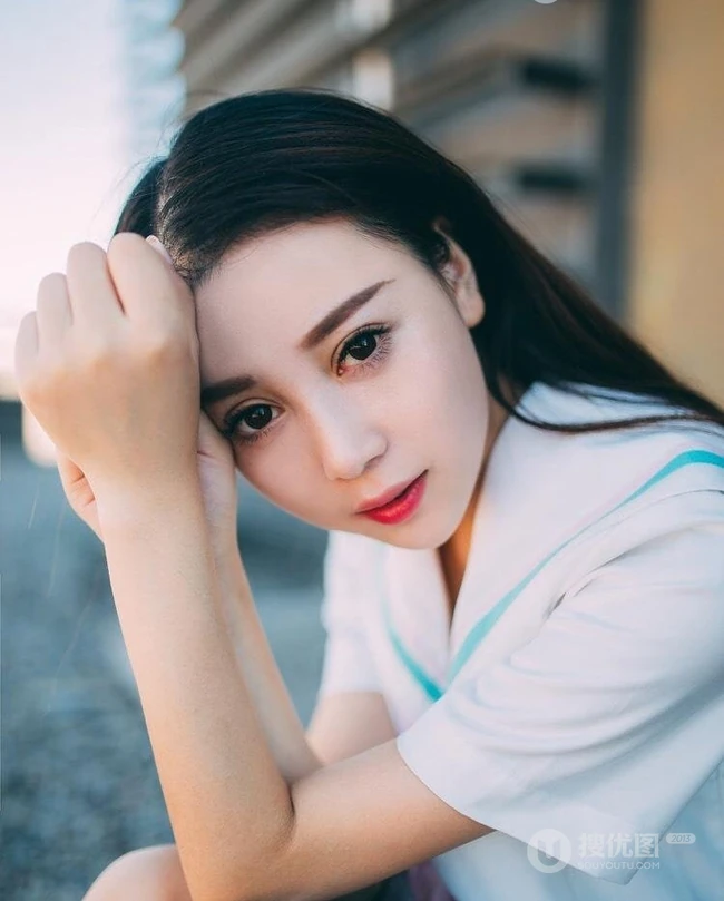 短发气质女生赵小米白衫短裙线条感室内写真图片