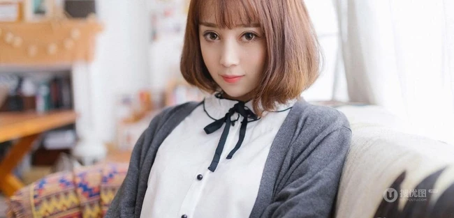 短发气质女生赵小米白衫短裙线条感室内写真图片