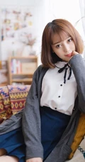 短发气质女生赵小米白衫短裙线条感室内写真图片