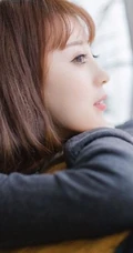 短发气质女生赵小米白衫短裙线条感室内写真图片