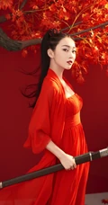 女生宣璐鲜艳红色古装打扮枫叶树下论剑写真美图