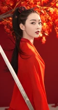 女生宣璐鲜艳红色古装打扮枫叶树下论剑写真美图
