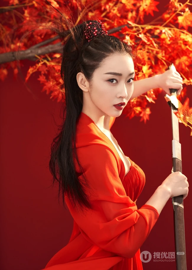 女生宣璐鲜艳红色古装打扮枫叶树下论剑写真美图
