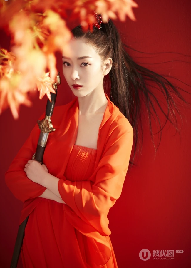 女生宣璐鲜艳红色古装打扮枫叶树下论剑写真美图