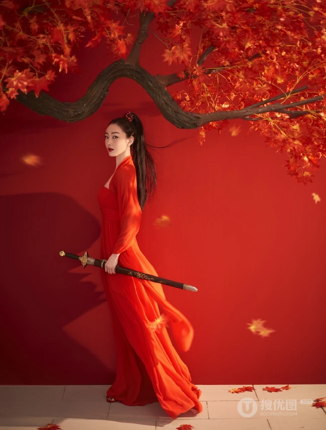 女生宣璐鲜艳红色古装打扮枫叶树下论剑写真美图