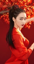 女生宣璐鲜艳红色古装打扮枫叶树下论剑写真美图